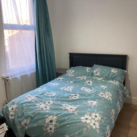 Snug 5-Bedroom Residential Home In Great לונדון מראה חיצוני תמונה