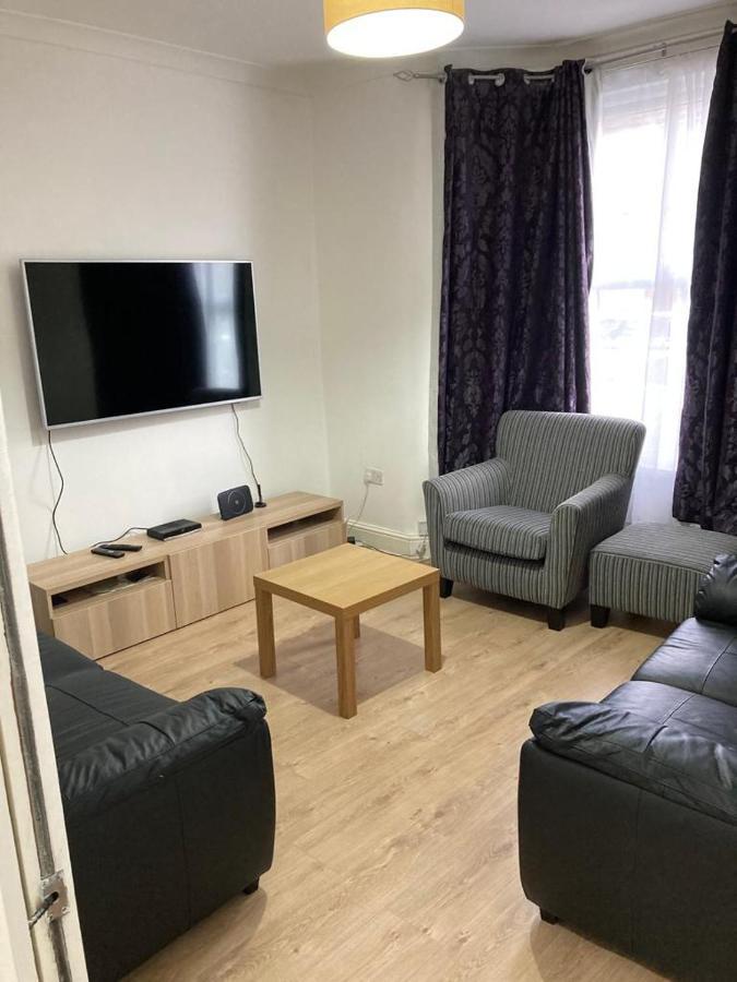 Snug 5-Bedroom Residential Home In Great לונדון מראה חיצוני תמונה