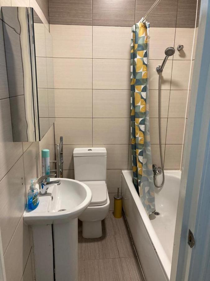Snug 5-Bedroom Residential Home In Great לונדון מראה חיצוני תמונה